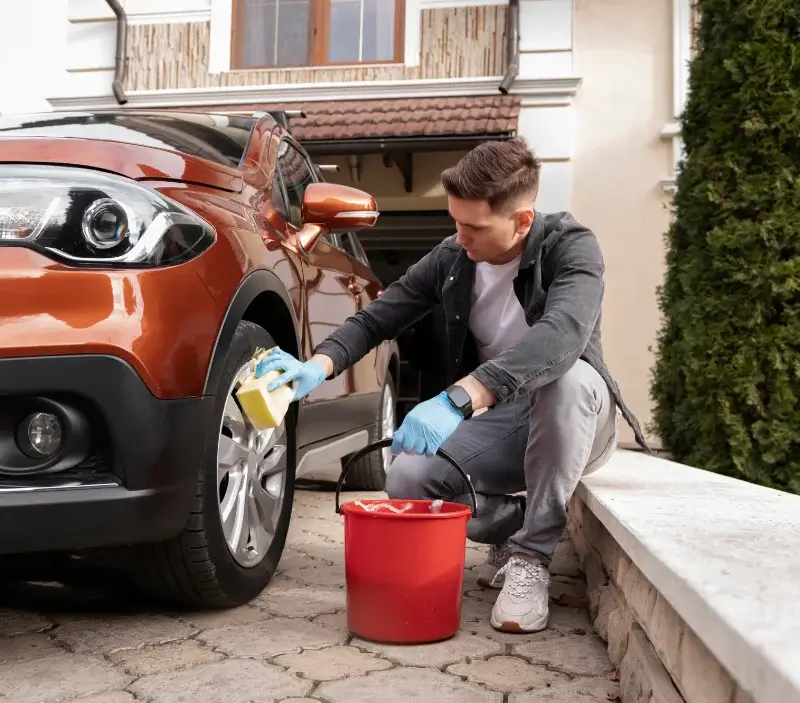 Lavage auto à domicile Sainte-Eulalie-en-Royans : professionnel intervenant sur un véhicule